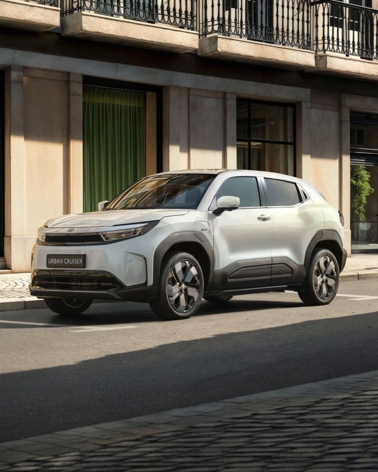 Weißer Urban Cruiser SUV parkt auf der Stadtstraße vor Gebäuden.