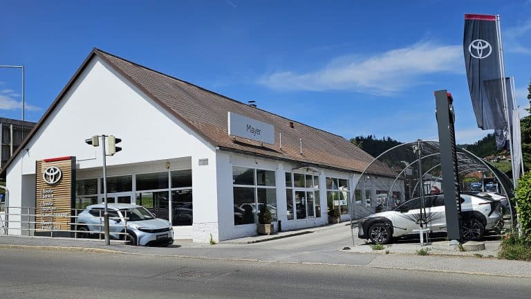 Autohaus mit Toyota-Fahrzeugen und Verkaufsfläche.