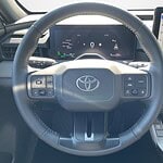 Digitales Armaturenbrett und Lenkrad eines Toyota Autos.
