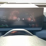 Modernes digitales Fahrzeug-Display mit Geschwindigkeitsanzeige.