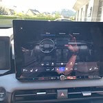 Modernes Fahrzeug-Infotainment-Display mit Klimaeinstellungen.