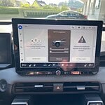 Digitales Fahrzeug-Infotainment-Display im Auto.