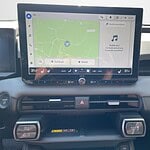 Fahrzeug-Infotainmentsystem mit Navigation und Audio.