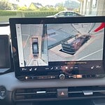 Innenraum-Display zeigt 360-Grad-Ansicht des Fahrzeugs.