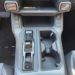 Automatikgetriebe und Ablagefächer im Fahrzeug.