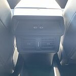 Luftauslässe und USB-Anschlüsse im Fahrzeug.