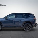 Moderner SUV in dunkler Farbe im Autohaus Gert Mayer.