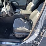 Fahrzeug-Innenraum mit Fahrer- und Beifahrersitz.