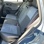 Rücksitzbank eines Autos mit Stoffbezug.