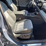 Fahrzeug-Innenraum mit digitalem Armaturenbrett und Komfortsitzen.