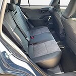 Fahrzeug-Innenraum mit Rücksitzen und Tür.