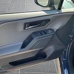 Fahrzeug-Innenseite mit Türgriff und Fenstersteuerung.
