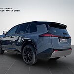 Moderner SUV in dunkler Farbe im Autohaus Gert Mayer.