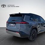 Toyota RAV4 SUV in dunklem Blau im Autohaus Gert Mayer.
