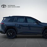 Schwarzer SUV im Showroom des Autohauses Gert Mayer.