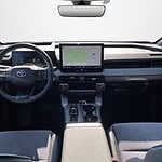 Fahrzeug-Innenraum mit digitalem Armaturenbrett und Infotainmentsystem.