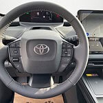 Fahrzeuglenkrad und Armaturen im Auto.