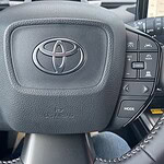 Lenkrad eines Toyota Fahrzeugs mit Bedienelementen.