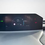 Modernes digitales Fahrzeug-Display mit Geschwindigkeit und Statusanzeigen.