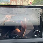 Fahrzeug-Infotainmentsystem mit Kartenansicht.