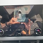 Touchscreen-Display im Fahrzeug mit Klimasteuerung und Assistenzsystemen.