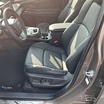 Fahrzeug-Innenraum mit Fahrer- und Beifahrersitz.