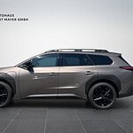 Moderner SUV in Grau mit schwarzen Felgen im Autohaus.