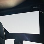 Innenraum eines Fahrzeugs mit großem Panoramadach.