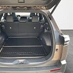 Großer Kofferraum eines SUVs mit umgeklappten Rücksitzen.