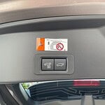 Automatik-Kofferraumöffnung mit Warnhinweis.