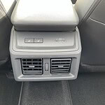 Luftauslässe und USB-Anschlüsse im Fahrzeug.
