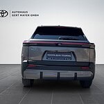 Rückansicht eines schwarzen Toyota BZ4X Touring.