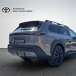 Toyota BZ4X SUV in dunkler Farbe auf Autohof.