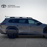 Schwarzer SUV im Showroom mit Dachgepäckträger.