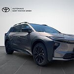 Moderne Toyota SUV in dunkler Farbe im Autohaus Gert Mayer.