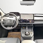 Fahrzeug-Innenraum mit digitalem Armaturenbrett und Touchscreen.