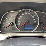 Fahrzeuginstrumente mit Tachometer und Tankanzeige.