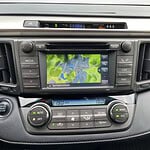 Automobil-Infotainmentsystem mit Navigationsbildschirm und Klimasteuerung.