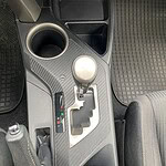 Innenraum eines Autos mit Automatikgetriebe und Zigarettenanzünder.