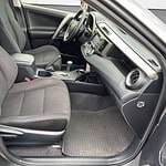 Fahrzeug-Innenraum mit Fahrer- und Beifahrersitz.