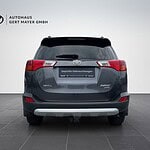 Gebrauchter Toyota RAV4 von hinten in Autohandel.