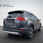 Gebrauchter Toyota RAV4 in Grau im Autohaus.