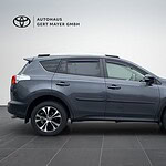 Schwarzer SUV im Showroom des Autohauses Gert Mayer.