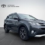 Toyota RAV4 in dunkler Farbe im Showroom.
