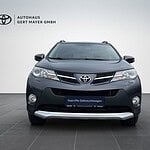 Toyota SUV vor weißer Wand im Autohaus.