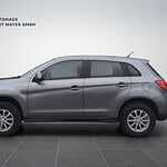 Grau SUV in Autohalle mit Gert Mayer Logo.