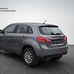 Grau SUV im Showroom des Autohauses Gert Mayer GmbH.