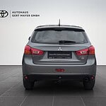 Mitsubishi Outlander auf Autohof, Rückansicht, Heckansicht.