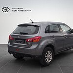 Grauer Dacia Duster in Autohaus Gert Mayer Ausstellung.