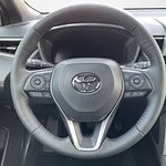 Lenkrad und Armaturen eines Toyota Autos.